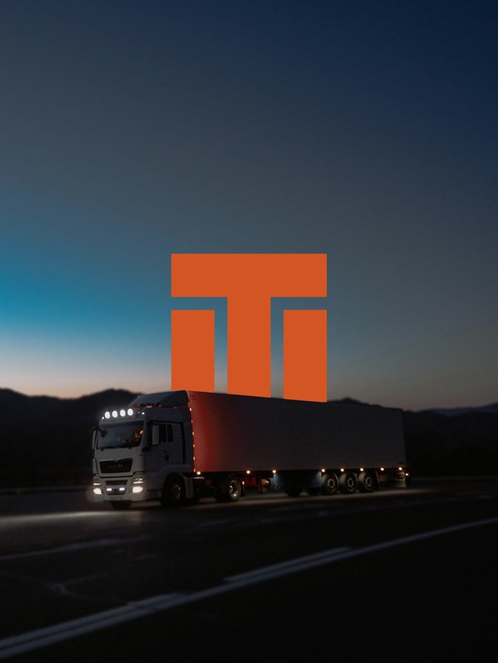 Kamion na autoputu tokom noći